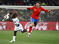 Вальтер Мартинес против Серхио Рамоса в матче чемпионата мира 2010