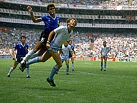 Хосе Луис Браун против Терри Батчера в знаменитом матче чемпионата мира 1986 Аргентина - Англия