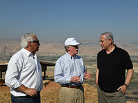 Премьер-министр Биньямин Нетаниягу, советник президента США Джон Болтон и посол США Дэвид Фридман, во время совместной поездки по Иорданской долине    