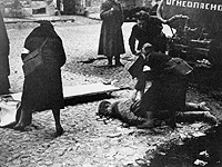 Санитарки оказывают первую помощь пострадавшим после первого обстрела в Ленинграде на Социалистической улице, 1941 год
