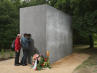 Осквернен памятник жертвам нацистов в центре Берлина 