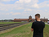 Футболист Korona Kielce снял праздничное видео на фоне ворот Освенцима