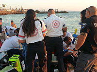 На пляже в Нагарии парамедики пытаются спасти женщину, которую вытащили из воды