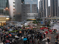 Протесты в Гонконге: полиция использует водометы 