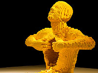 Оригинальные скульптуры из кубиков LEGO в Холоне  