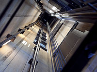 Спасатели через крышу лифта подают кислород застрявшим в лифте зала торжеств в Акко