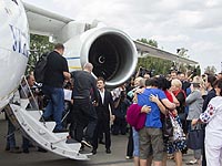 Самолет с украинскими политзаключенными приземлился в "Борисполе"