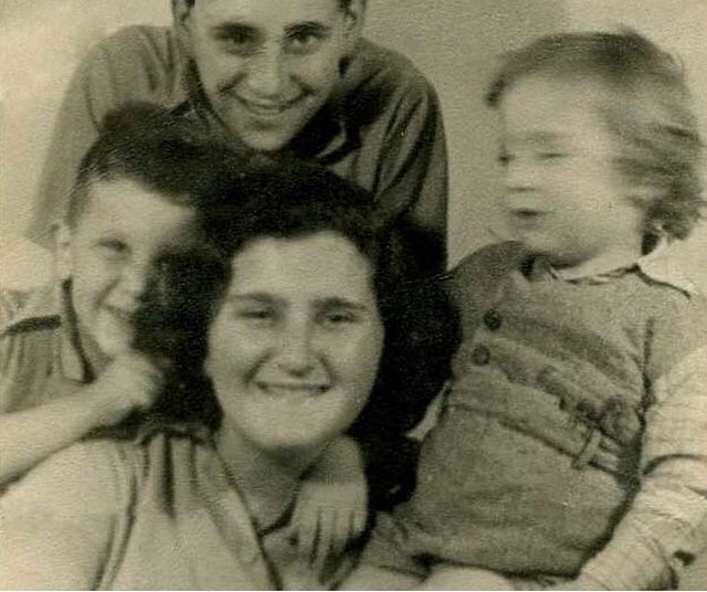 Реувен Ривлин (слева) с семьей. 40-е годы