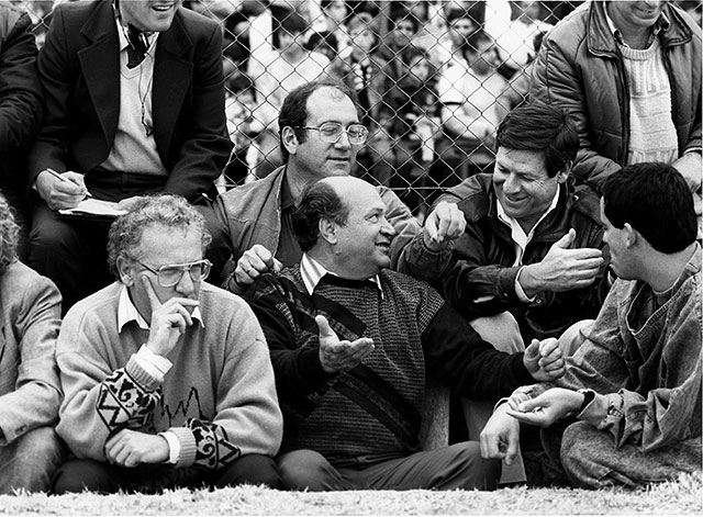 Реувен Ривлин (слева) на футбольном матче. 1985