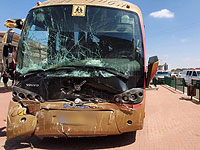 В Беэр-Тувье школьный автобус врезался в стену: 10 пострадавших