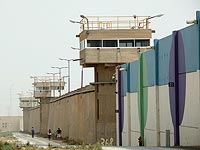 Заключенные в тюрьме 