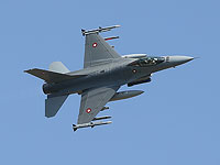 <p class=maintext>Во Франции разбился самолет бельгийских ВВС, один из пилотов застрял в высоковольтных проводах