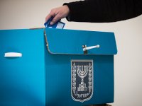 Сын депутата Кнессета подозревается в порче бюллетеней "Кахоль Лаван" на избирательном участке