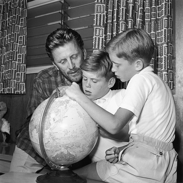 Макйл Дуглас с отцом и братом в 1956-м