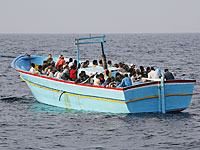 Лодка с беженцами (иллюстрация)