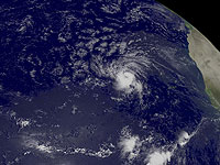 Урагану "Лоренцо", движущемуся к Азорским островам, присвоена пятая категория