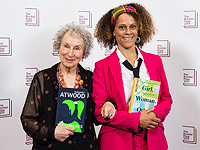 Маргарет Этвуд и Бернардин Эваристо на вручении Букеровской премии в Лондоне, 14 октября 2019 года