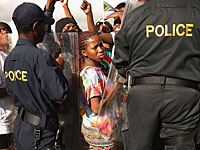 Бунт мигрантов в Кейптауне: полиция водометами разогнала лагерь протестующих