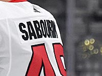 НХЛ. Нападающий "сенаторов" Скотт Сабурин потерял сознание после столкновения