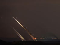 Десятки ракет выпущены из сектора Газы в сторону Негева, две сбиты "Железным куполом"