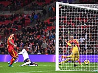 Абрахам забивает седьмой гол в ворота черногорцев