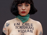 "В Чили пытают, насилуют и убивают": голый протест певицы Мон Лаферте