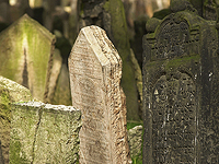 Евреям Праги вернут обломки надгробий Старого кладбища, которыми мостили улицы
