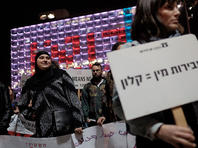 Нет насилию в отношении женщин: на мэриях израильских городов включена красная подсветка