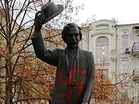Вандалы разрисовали свастиками памятник Шолом Алейхему в Киеве