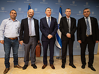 Спикер израильского парламента Юлий Эдельштейн (в центре) встретился с представителями переговорных групп от Ликуда (справа) и "Кахоль Лаван" (слева) в  попытке сформировать правительство и предотвратить повторные выборы. 1 декабря 2019 года,