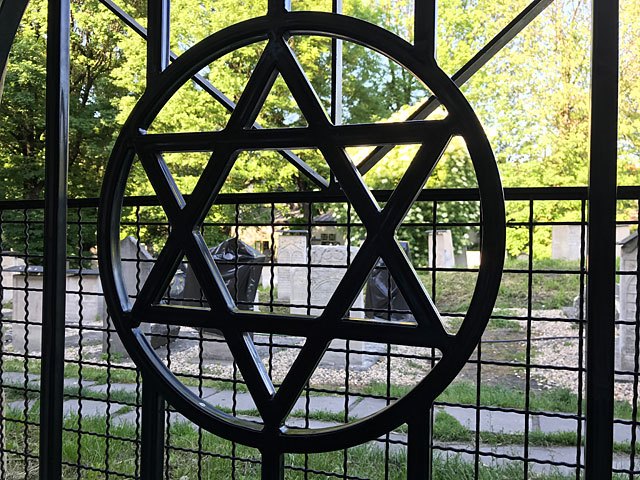 Недалеко от Страсбурга осквернено еврейской кладбище