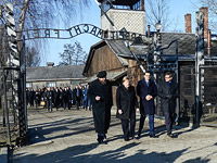 Меркель впервые посетила музей лагеря смерти Освенцим в Польше