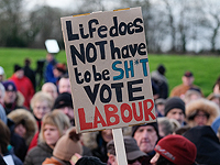 Сторонники лидера лейбористов Джереми Корбина проводят демонстрацию перед днем голосования 11 декабря 2019 года, Мидлсбро, Англия