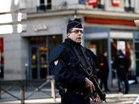 В Париже застрелен мужчина, напавший с ножом на полицейского