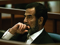 Бывший президент Ирака Саддам Хусейн во время судебного процесса над ним, 26 июля 2006 года, Багдад, Ирак