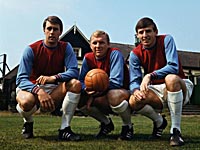 Тройка игроков "Вест Хэма", ставших чемпионами мира 1966 года. Слева направо: Джефф Херст, Бобби Мур и Мартин Питерс. 1966 год
