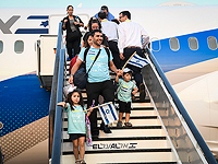 Новые репатрианты из Северной Америки прибывают специальным рейсом "Aliyah Flight" в аэропорт Бен-Гурион, 14 августа 2019 года