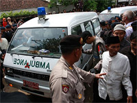 В Индонезии в результате падения автобуса в реку погибли десятки людей