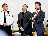 Актер Кевин Спейси (в центре) присутствует на его предъявлении обвинения в сексуальном насилии вместе со своим адвокатом Аланом Джексоном (справа) в окружном суде Нантакета, штат Массачусетс, 7 января 2019 года
