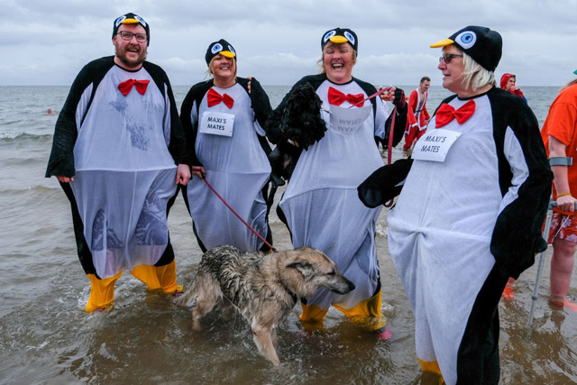 Рождественские "моржи" и "пингвины": благотворительный заплыв-карнавал в Англии. Фоторепортаж