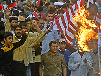 Манифестанты ворвались в посольство США в Багдаде, здание горит