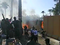 Манифестанты ворвались в посольство США в Багдаде, здание горит