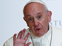 Папа Римский был вынужден применить силу, когда женщина схватила его за руку на площади Святого Петра