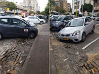 Из-за дождя на одной из улиц в Холоне образовались провалы