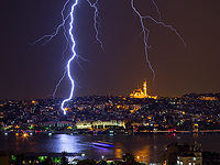 Мощный циклон в Стамбуле. На помощь крейсеру "Маршал Устинов" были направлены буксиры
