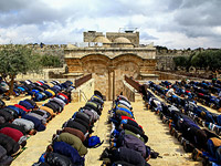 В молитве около мечети Аль-Акса в Иерусалиме приняли участие около 30 тысяч мусульман