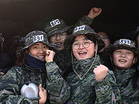 Учения юных корейских "десантников и десантниц". Фоторепортаж