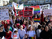 Около тысячи школьников и педагогов протестуют на площади Рабина в Тель-Авиве против гомофобных комментариев министра просвещения