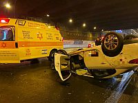 На шоссе "Аялон" в Тель-Авиве перевернулся автомобиль, водитель погиб