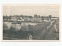 Вид со сторожевой башни на лагерь смерти Собибор, в начале лета 1943 года. В период с 1941 по 1944 год в СС и полиции были подготовлены более 5000 охранников. Охранники служили в лагерях смерти в Белжеце, Собиборе и Треблинке